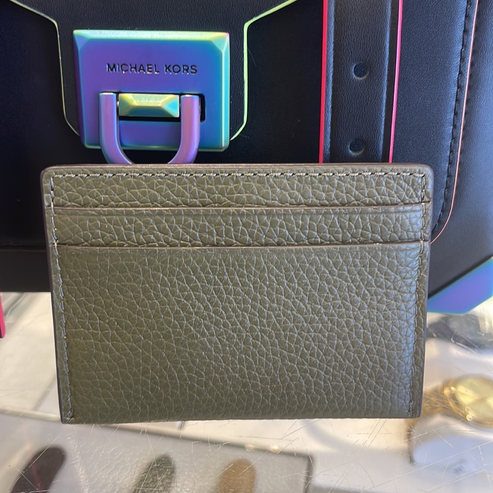 MICHAEL KORS
Reed Large Pebbled Leather Card Holder Case Wallet
COLOR: OLIVE
NWT - Picture 2 of 16